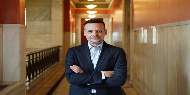 Ο Χάρης Δούκας μιλάει για την αναβάθμιση της εφαρμογής SafeAthens