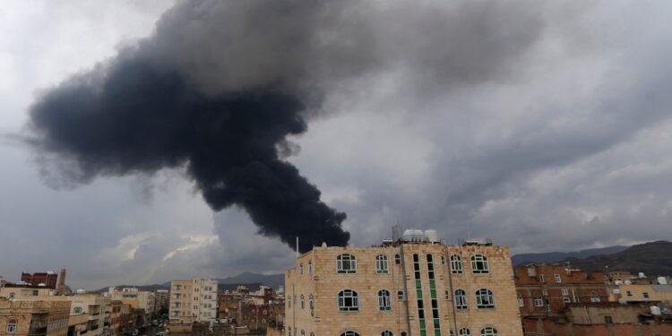 Υεμένη: Τουλάχιστον 6 νεκροί, σχεδόν 90 τραυματίες στους βομβαρδισμούς του Ισραήλ