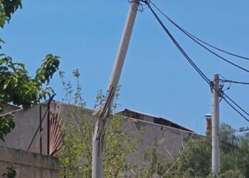 Υμηττός: Ο αέρας γκρέμισε κολώνα ηλεκτροδότησης