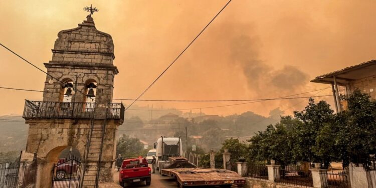 Φωτιά στη Ζάκυνθο – Ενεργά πύρινα μέτωπα σε Κοιλιωμένο, Λιθακιά και Κερί