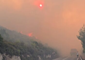 Φωτιά στη Ζάκυνθο – Μπαράζ μηνυμάτων από το 112 για εκκενώσεις