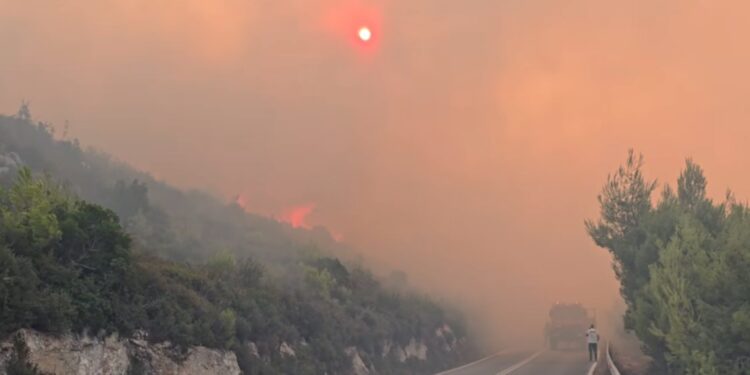 Φωτιά στη Ζάκυνθο – Μπαράζ μηνυμάτων από το 112 για εκκενώσεις