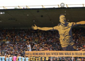 Το κορεό των οπαδών της Γουλβς προς τιμήν του Ζότα στο «Μολινό»