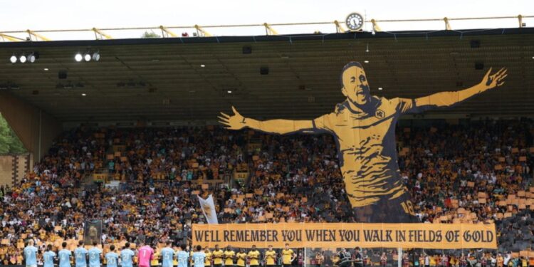 Το κορεό των οπαδών της Γουλβς προς τιμήν του Ζότα στο «Μολινό»