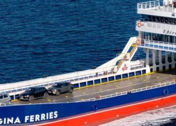 Μηχανική βλάβη στο πλοίο «Ελένη» με προορισμό την Αίγινα,