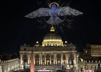 Μαγευτική παράσταση με drones πάνω από το Βατικανό: 3.000 σχηματίζουν έργα του Μιχαήλ Άγγελου  Για πρώτη φορά, η Αγία Έδρα σπάει μια παράδοση αιώνων, επιτρέποντας μια εντυπωσιακή επίδειξη φωτός που συνοδεύει τη μεγαλύτερη συναυλία στην πλατεία του Αγίου Πέτρου.