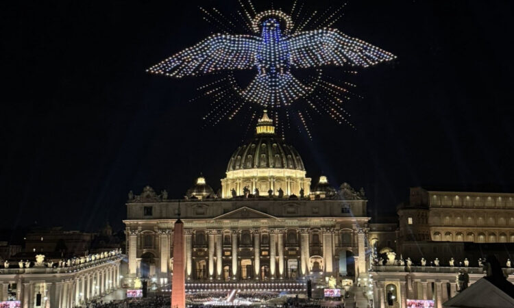 Μαγευτική παράσταση με drones πάνω από το Βατικανό: 3.000 σχηματίζουν έργα του Μιχαήλ Άγγελου  Για πρώτη φορά, η Αγία Έδρα σπάει μια παράδοση αιώνων, επιτρέποντας μια εντυπωσιακή επίδειξη φωτός που συνοδεύει τη μεγαλύτερη συναυλία στην πλατεία του Αγίου Πέτρου.
