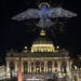 Μαγευτική παράσταση με drones πάνω από το Βατικανό: 3.000 σχηματίζουν έργα του Μιχαήλ Άγγελου  Για πρώτη φορά, η Αγία Έδρα σπάει μια παράδοση αιώνων, επιτρέποντας μια εντυπωσιακή επίδειξη φωτός που συνοδεύει τη μεγαλύτερη συναυλία στην πλατεία του Αγίου Πέτρου.
