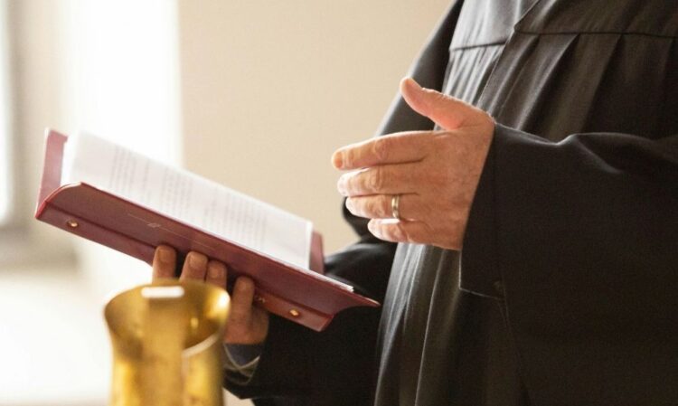 Φρίκη στη Γαλλία: Ιερέας παραδέχτηκε ότι ασελγούσε σε παιδιά