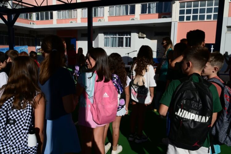 Σχολεία: Πρώτο κουδούνι την Πέμπτη με αγιασμό και βιβλία