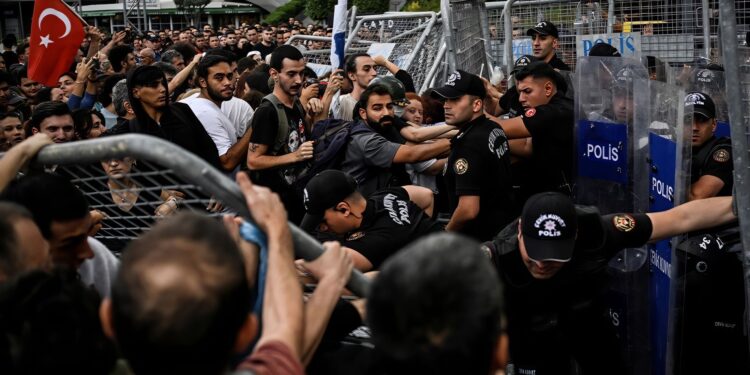 Σπρέι πιπεριού, αποκλεισμοί και “πολιορκία”: Η αστυνομία στα γραφεία της Αντιπολίτευσης στην Κωνσταντινούπολη