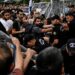 Σπρέι πιπεριού, αποκλεισμοί και “πολιορκία”: Η αστυνομία στα γραφεία της Αντιπολίτευσης στην Κωνσταντινούπολη