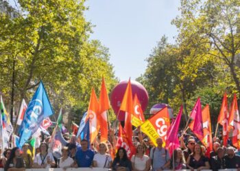 Η Γαλλία φλέγεται: Τεράστιες διαδηλώσεις με τραυματισμούς και συλλήψεις