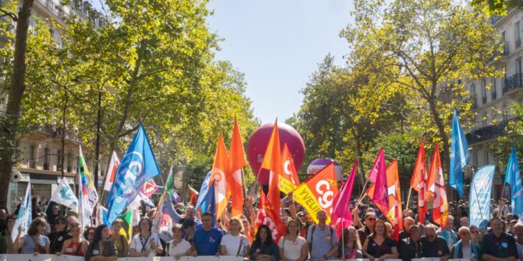 Η Γαλλία φλέγεται: Τεράστιες διαδηλώσεις με τραυματισμούς και συλλήψεις