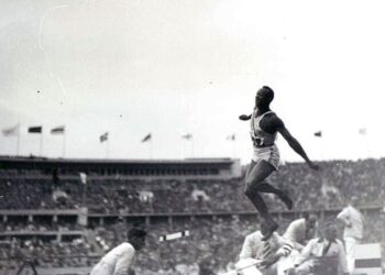 Τζέσε Όουενς: Σαν σήμερα γεννήθηκε ο θρύλος που ταπείνωσε τον Χίτλερ στους Ολυμπιακούς Αγώνες του 1936
