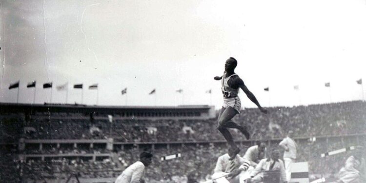 Τζέσε Όουενς: Σαν σήμερα γεννήθηκε ο θρύλος που ταπείνωσε τον Χίτλερ στους Ολυμπιακούς Αγώνες του 1936