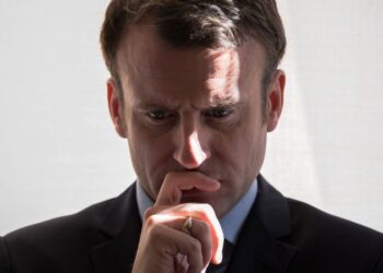 Politico: Απίστευτα στενή η οδός διαφυγής του Μακρόν – Σε ποια «πολύ απίθανη συμμαχία» εναποθέτει τις ελπίδες του