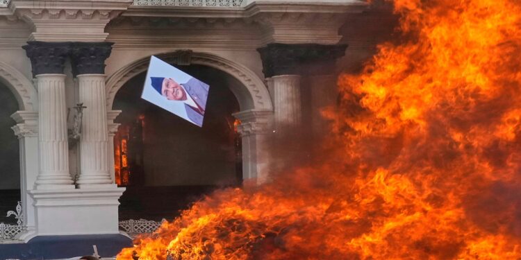Εκτός ελέγχου το Νεπάλ: Έβαλαν φωτιά στο κοινοβούλιο της χώρας – Έκαψαν ζωντανή τη σύζυγο του πρώην Πρωθυπουργού