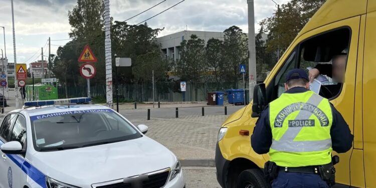 ‘Ελεγχοι της Τροχαίας σε σχολικά λεωφορεία