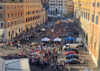 Βατικανό: Πλήθη στην πλατεία για τον πρώτο Άγιο της γενιάς των millennials – Σήμερα η αγιοποίηση του «Influencer του Θεού» (βίντεο)
