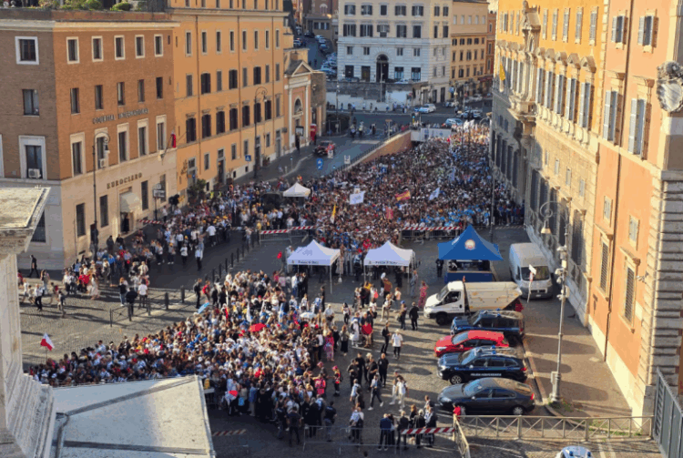 Βατικανό: Πλήθη στην πλατεία για τον πρώτο Άγιο της γενιάς των millennials – Σήμερα η αγιοποίηση του «Influencer του Θεού» (βίντεο)