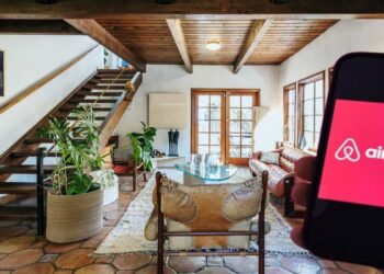 Airbnb: Με νέους κανόνες από την 1η Οκτωβρίου οι βραχυχρόνιες μισθώσεις – Οι έλεγχοι και οι κυρώσεις