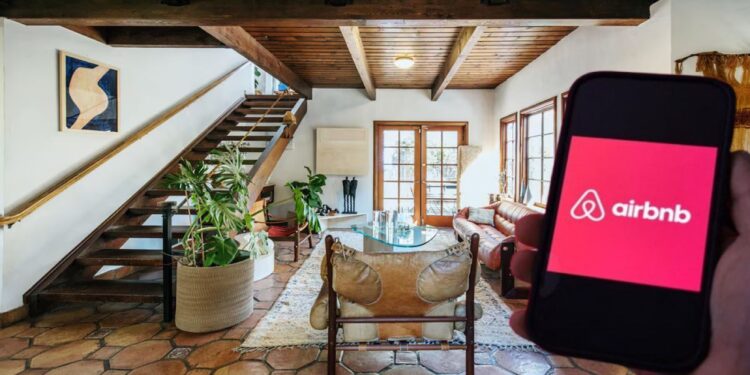 Airbnb: Με νέους κανόνες από την 1η Οκτωβρίου οι βραχυχρόνιες μισθώσεις – Οι έλεγχοι και οι κυρώσεις