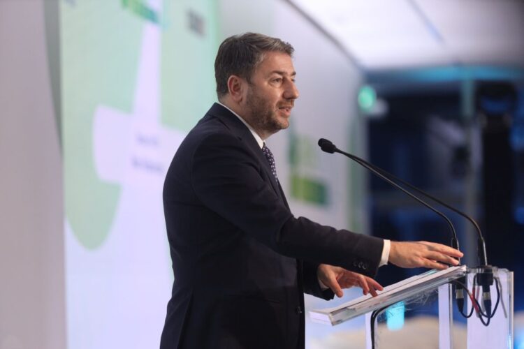 Το ΠΑΣΟΚ μειώνει την ψαλίδα του double score με τη ΝΔ και ποντάρει σε πρόωρες εκλογές 