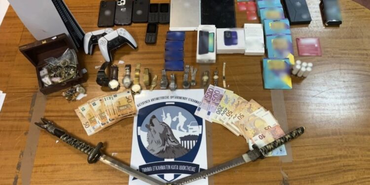 Εξαρθρώθηκε σπείρα που έκλεβε ηλικιωμένους με τη μέθοδο της απασχόλησης