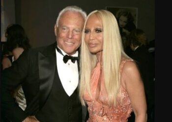 Πώς η Ντονατέλα Βερσάτσε αποχαιρετά τον… αυτοκράτορα Αρμάνι – Τι ανακοίνωσε η εταιρεία του