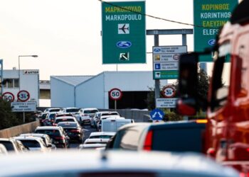 Μεγάλες καθυστερήσεις στην Αττική Οδό – Καραμπόλα τριών οχημάτων