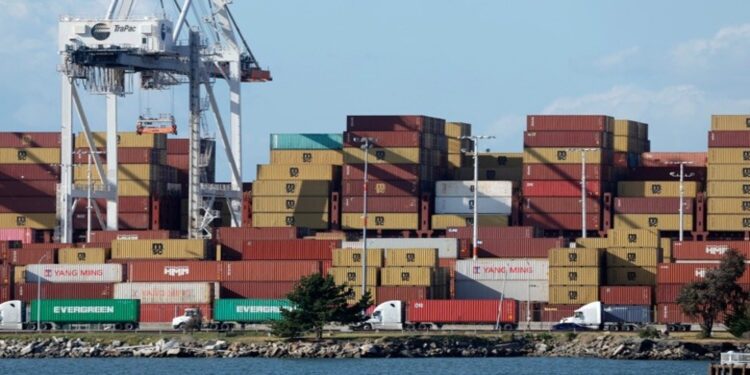 Τραμπ: Νέοι δασμοί στις εισαγωγές φαρμάκων, φορτηγών και επίπλων