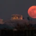 Το «ματωμένο φεγγάρι» φώτισε τον ελληνικό ουρανό (Φωτογραφίες)