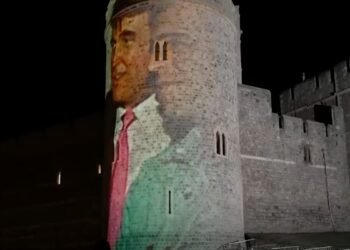 Ο Έπσταϊν «κυνηγάει» τον Τραμπ και στη Βρετανία: Συλλήψεις μετά την προβολή φωτογραφιών τους στο Κάστρο Ουίνδσορ