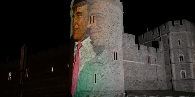 Ο Έπσταϊν «κυνηγάει» τον Τραμπ και στη Βρετανία: Συλλήψεις μετά την προβολή φωτογραφιών τους στο Κάστρο Ουίνδσορ