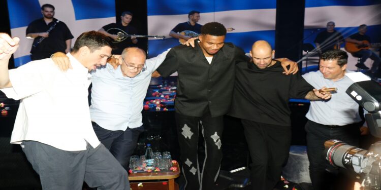 Ατελείωτο γλέντι της Εθνικής Oμάδας μπάσκετ στα μπουζούκια με τραγούδι, χορό και αστείρευτο κέφι