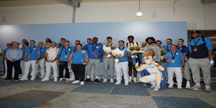 Στην Αθήνα οι χάλκινοι πρωταθλητές Ευρώπης – Η θερμή υποδοχή της Εθνικής Μπάσκετ