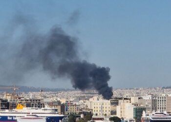 Μεγάλη φωτιά στο Ρέντη – Ο καπνός «σκεπάζει» την Αττική