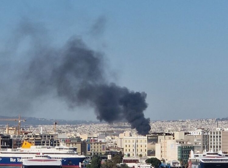 Μεγάλη φωτιά στο Ρέντη – Ο καπνός «σκεπάζει» την Αττική