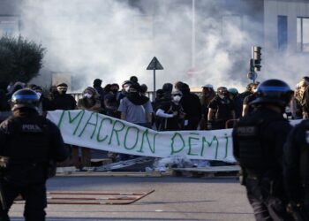 «Ας μπλοκάρουμε τα πάντα» – Η οργή “ξεχειλίζει” στο Παρίσι- Πρώτες κινητοποιήσεις και πρώτες συλλήψεις στη Γαλλία