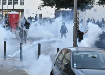 «Φλέγεται» η Γαλλία: Πάνω από 300 συλλήψεις σε 273 συγκεντρώσεις – Μπροστά στην οργή των Γάλλων ο Λεκορνί (βίντεο -φωτό)