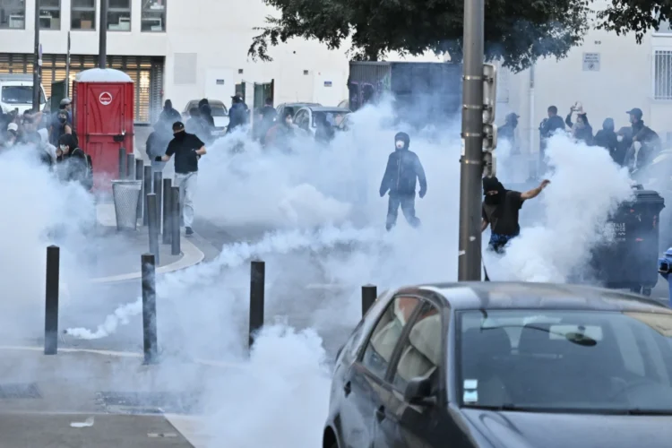 «Φλέγεται» η Γαλλία: Πάνω από 300 συλλήψεις σε 273 συγκεντρώσεις – Μπροστά στην οργή των Γάλλων ο Λεκορνί (βίντεο -φωτό)