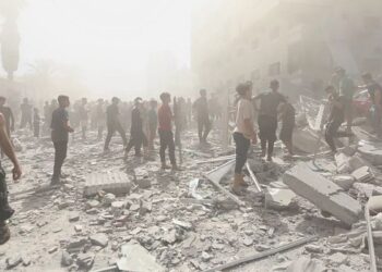 Χιλιάδες άμαχοι κατέφυγαν στη δυτική Γάζα – Διακόπηκαν οι τηλεπικοινωνίες, καταστράφηκαν υποδομές