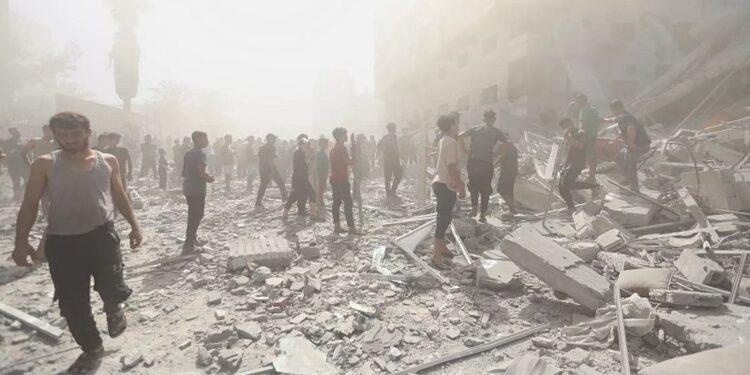 Χιλιάδες άμαχοι κατέφυγαν στη δυτική Γάζα – Διακόπηκαν οι τηλεπικοινωνίες, καταστράφηκαν υποδομές