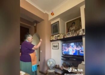 Γιαγιά έγινε viral στο Tik Tok ξεματιάζοντας την Εθνική