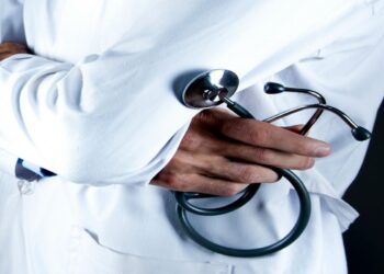 Ιπποκράτειο: Σήμερα η δίκη του καρδιοχειρουργού που ζήτησε φακελάκι – Κατηγορείται για δωροληψία