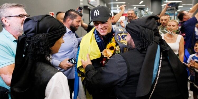 Αποθέωση στο αεροδρόμιο «Μακεδονία» για τον «παγκόσμιο» Γιώργο Κουγιουμτσίδη