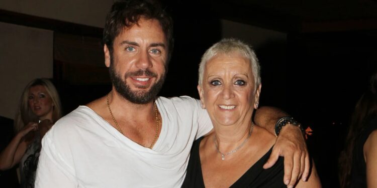 Πώς εντοπίστηκε ο κοριός μέσα στο σπίτι του Γιώργου Μαζωνάκη; – Στο νοσοκομείο η μητέρα του