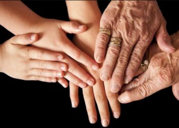 Γήρανση: Ποιος είναι ο  παράγοντας που θα μπορούσε να την αντιστρέψει – Τι εντόπισαν οι επιστήμονες