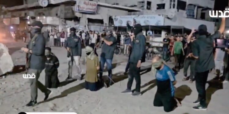 «Η προδοσία σας δεν θα μείνει ατιμώρητη»: Βίντεο από την εκτέλεση τριών Παλαιστίνιων από τη Χαμάς